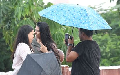 UP Weather Alert Today IMD Forecast Thunderstorm Warning for 20 Districts Temperature to Drop