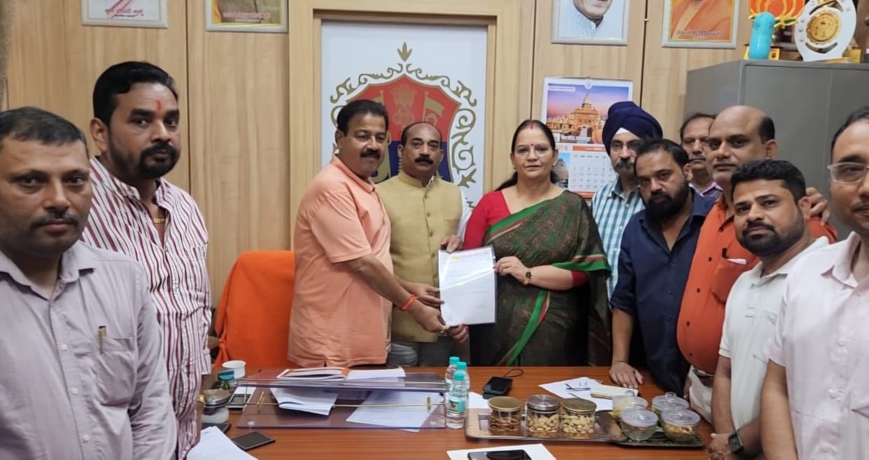 Businessmen meet to Lucknow mayor Sushma Kharkwal.