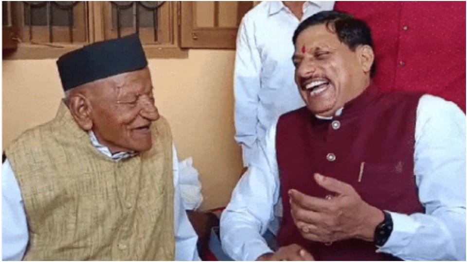 Madhya Pradesh CM Mohan Yadav Father Poonam Chand Yadav passes away at age of 100 in Ujjain MP News in hindi