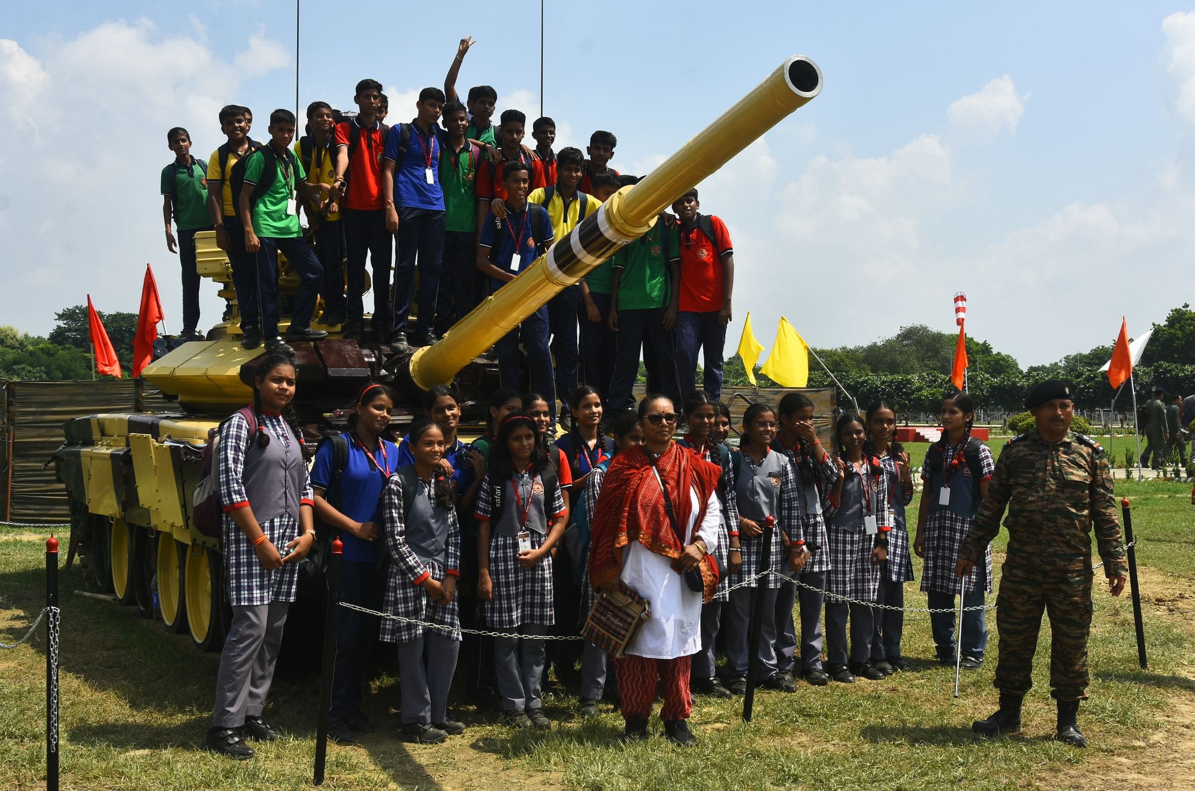 Lucknow: Youth gathered to see military weapons, flypast, combat display won hearts, photos