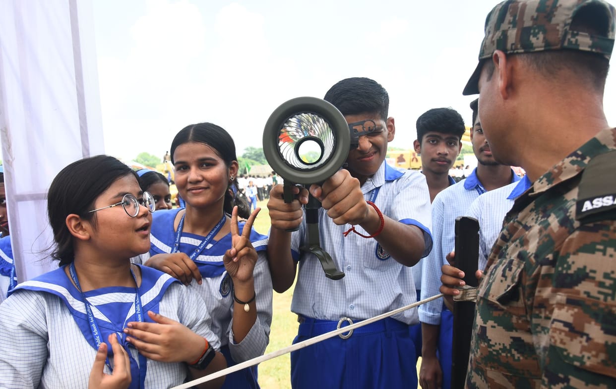 Lucknow: Youth gathered to see military weapons, flypast, combat display won hearts, photos