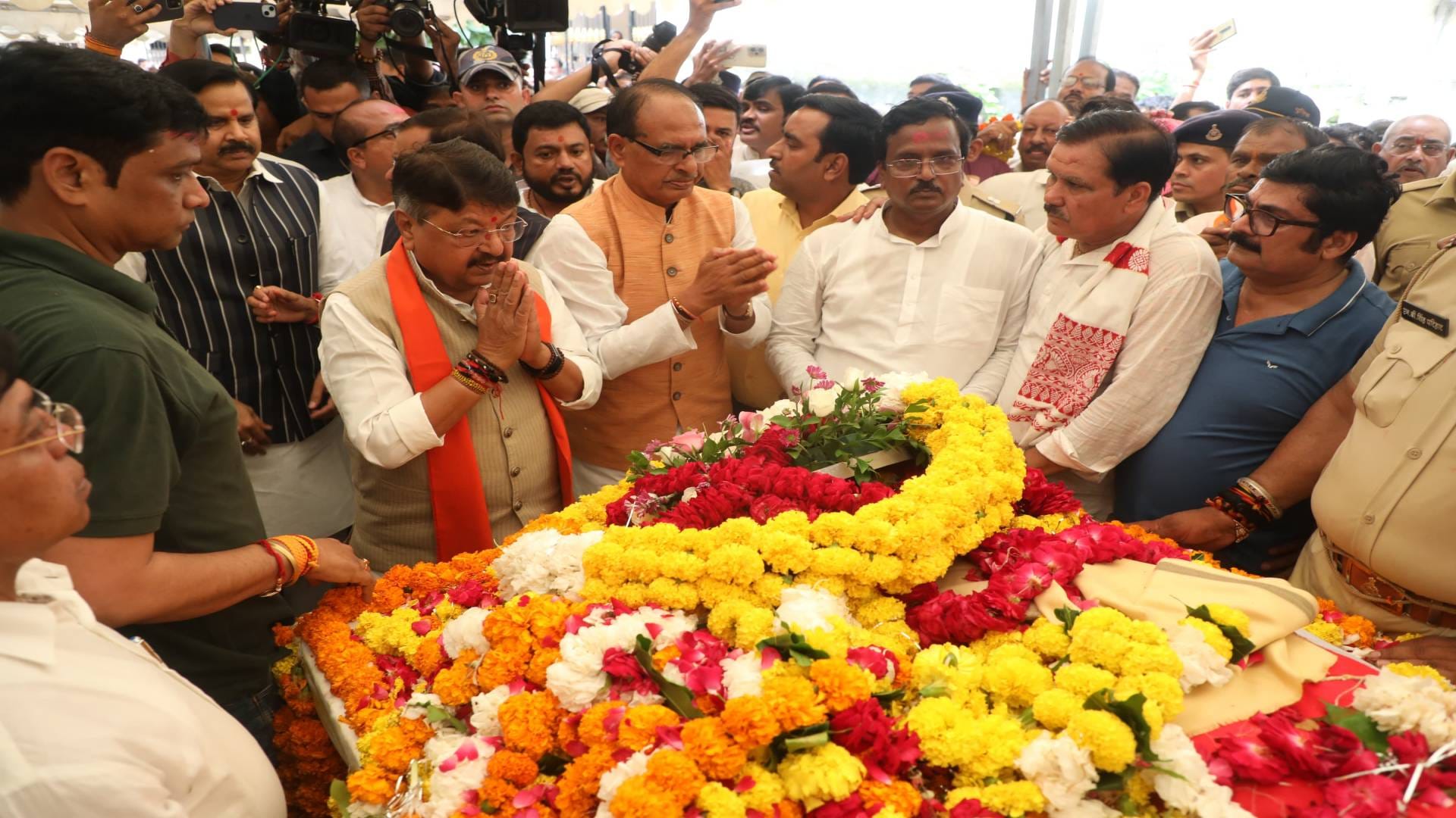MP News CM Mohan Yadav father immersed in Panchtatva last rites performed on Shipra River Photos