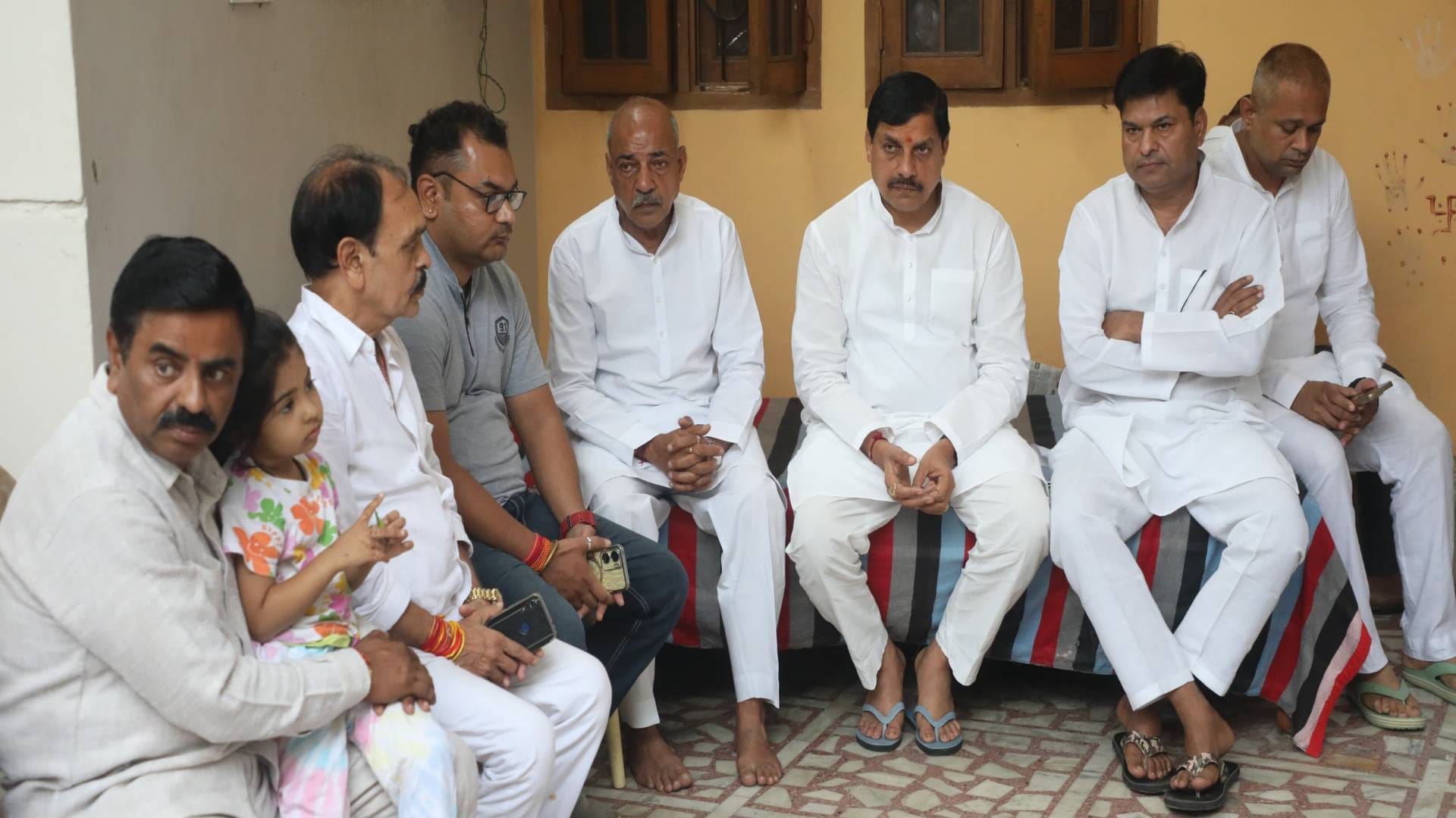 MP News CM Mohan Yadav father immersed in Panchtatva last rites performed on Shipra River Photos