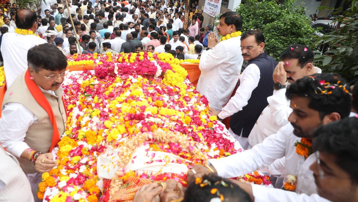 MP News CM Mohan Yadav father immersed in Panchtatva last rites performed on Shipra River Photos