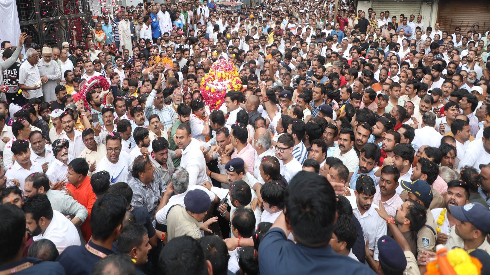 MP News CM Mohan Yadav father immersed in Panchtatva last rites performed on Shipra River Photos