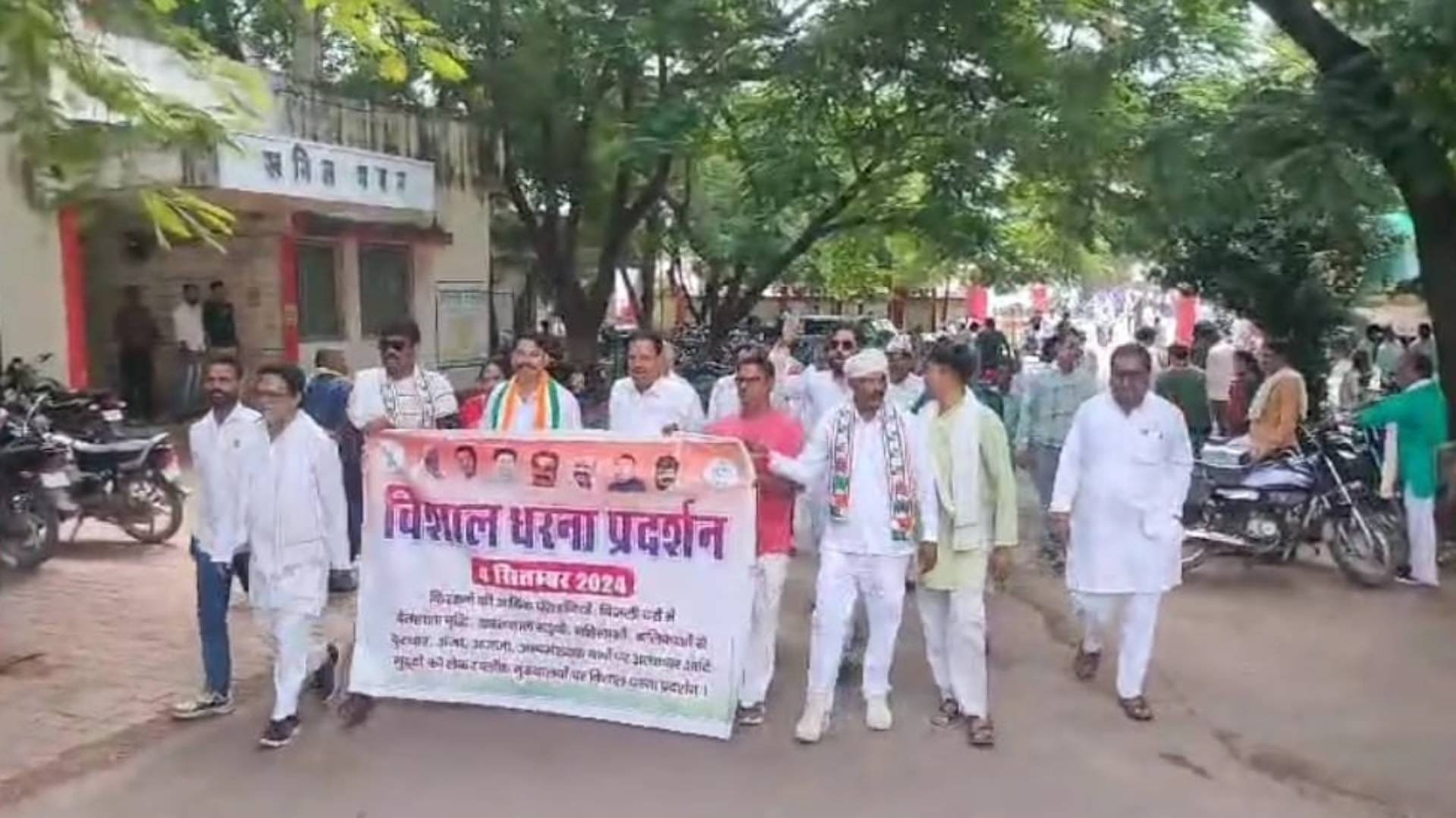 प्रदर्शन करते हुए लोग