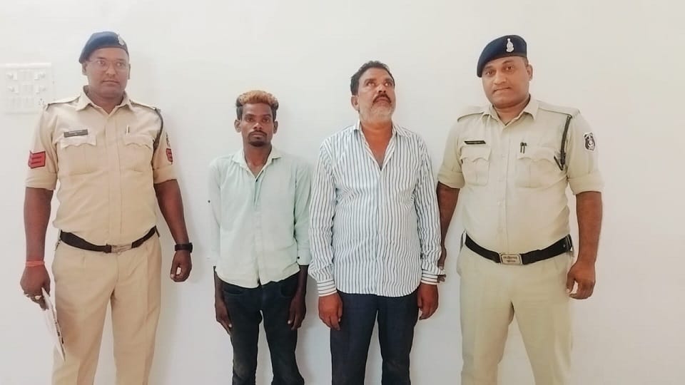 पुलिस की गिरफ्त में आरोपी