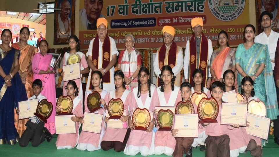 UP News: Convocation ceremony ...  Medal of hard work lying around the neck, smile on the face