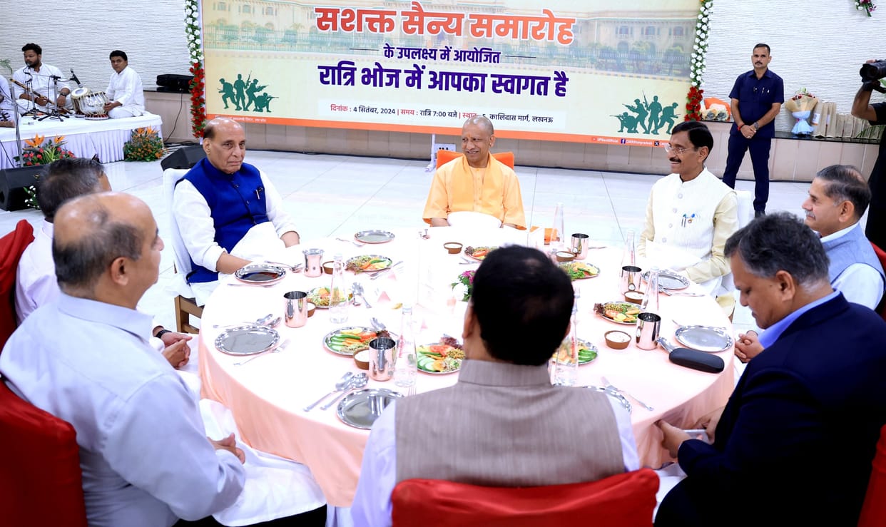 Lucknow: Rajnath Singh-CM Yogi attended the military function, enjoyed music along with dinner