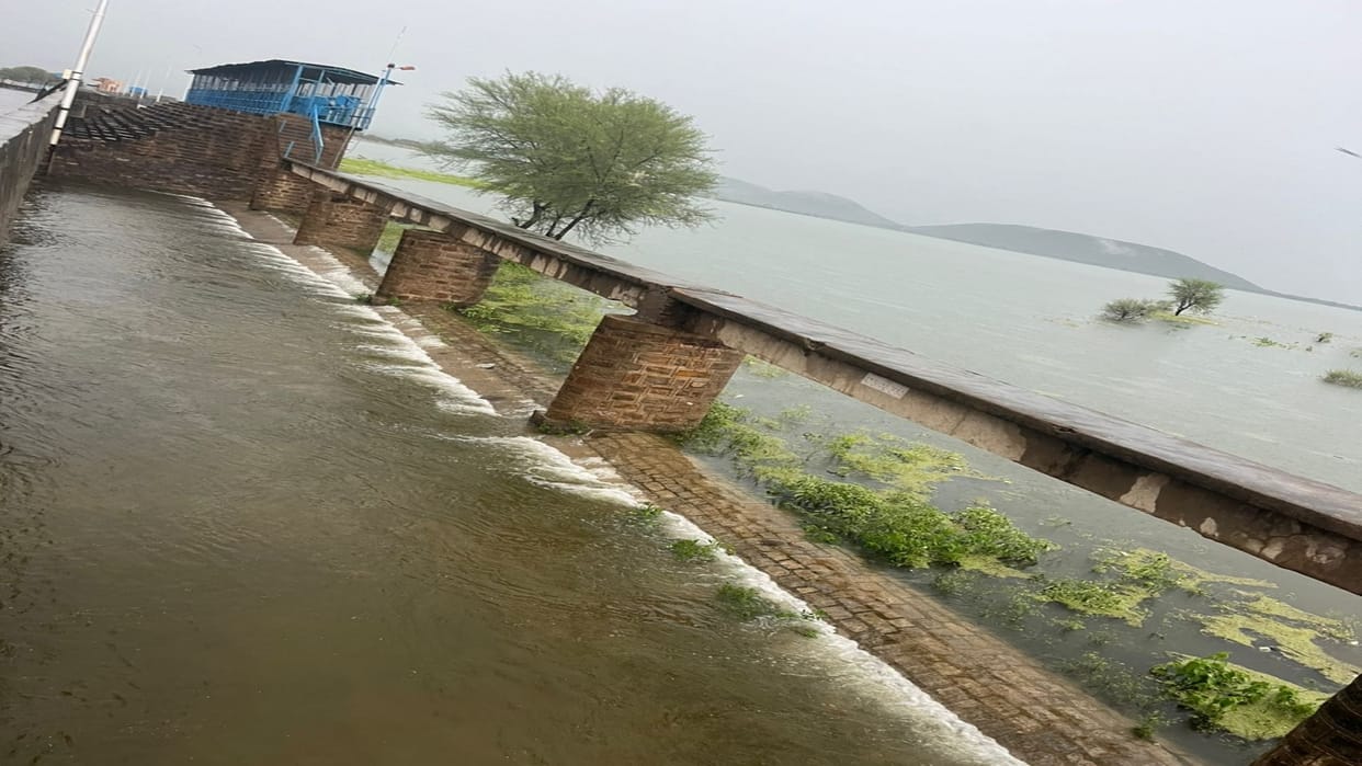 Chittorgarh News: Gambhiri Dam filled to the brim due to continuous rains, four gates opened