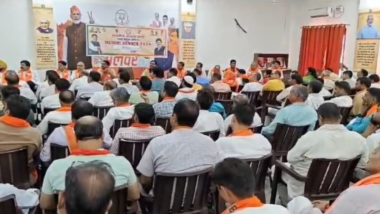 Alwar : Former BJP state president Arun Chaturvedi reached Alwar, took a meeting regarding membership campaign