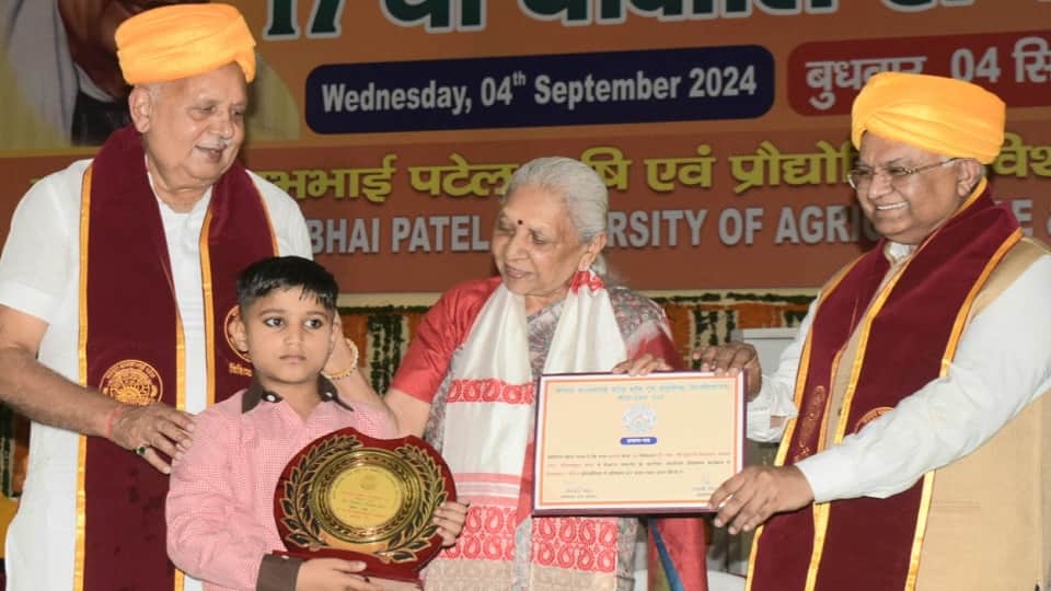 UP News: Convocation ceremony ...  Medal of hard work lying around the neck, smile on the face
