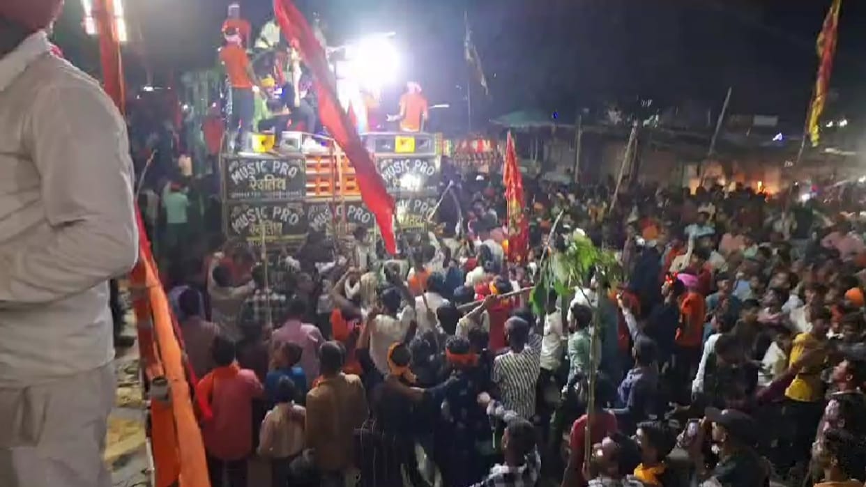 Saran: balcony suddenly fell on crowd of hundreds who had gathered to watch orchestra in Mahaveeri Akhara