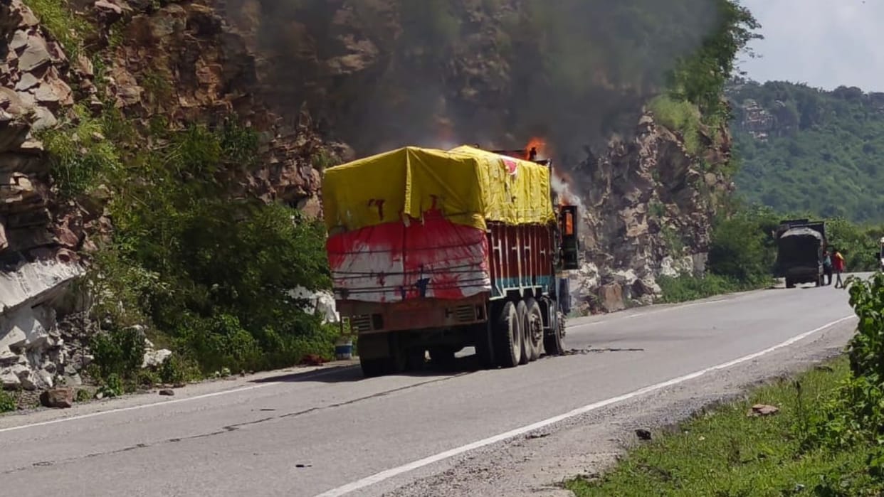 truck caught fire at Markundi Valley on Varanasi Shaktinagar road in sonbhadra