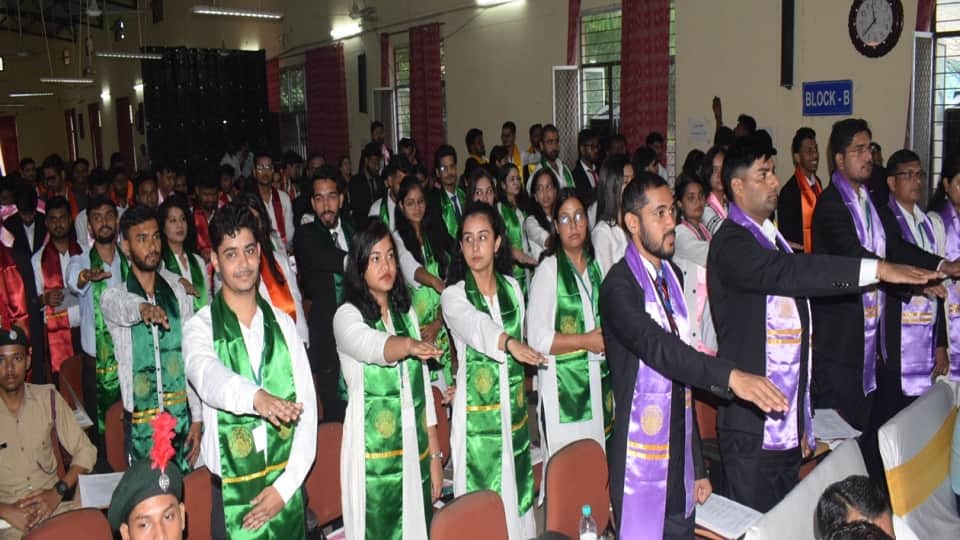 UP News: Convocation ceremony ...  Medal of hard work lying around the neck, smile on the face