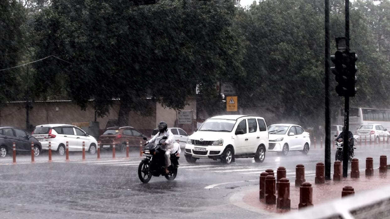 Delhi NCR Weather Dense clouds in sky drizzle in some areas with strong wind