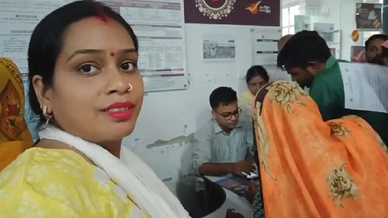 People have to wait for hours to get their Aadhar update in Shahjahanpur