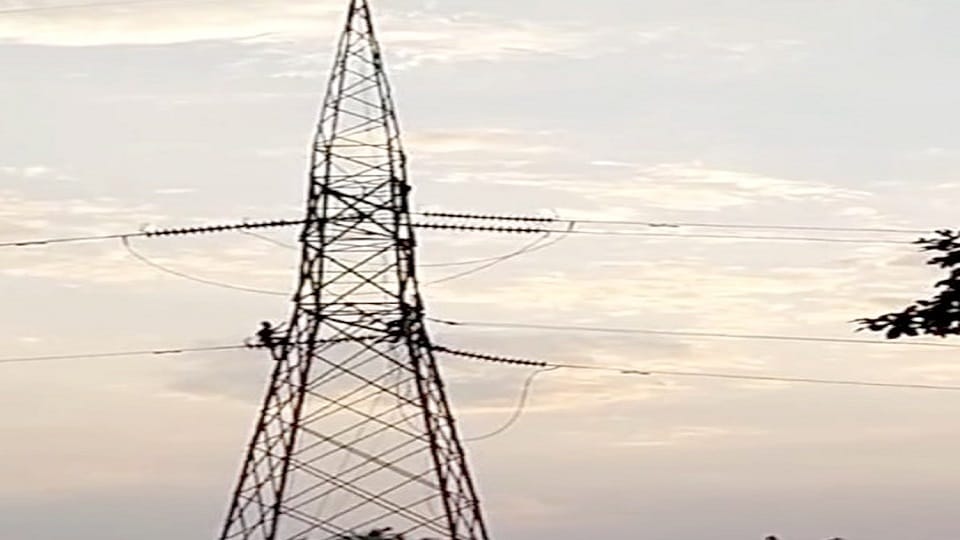 220 KV wire  broken coming from Agra