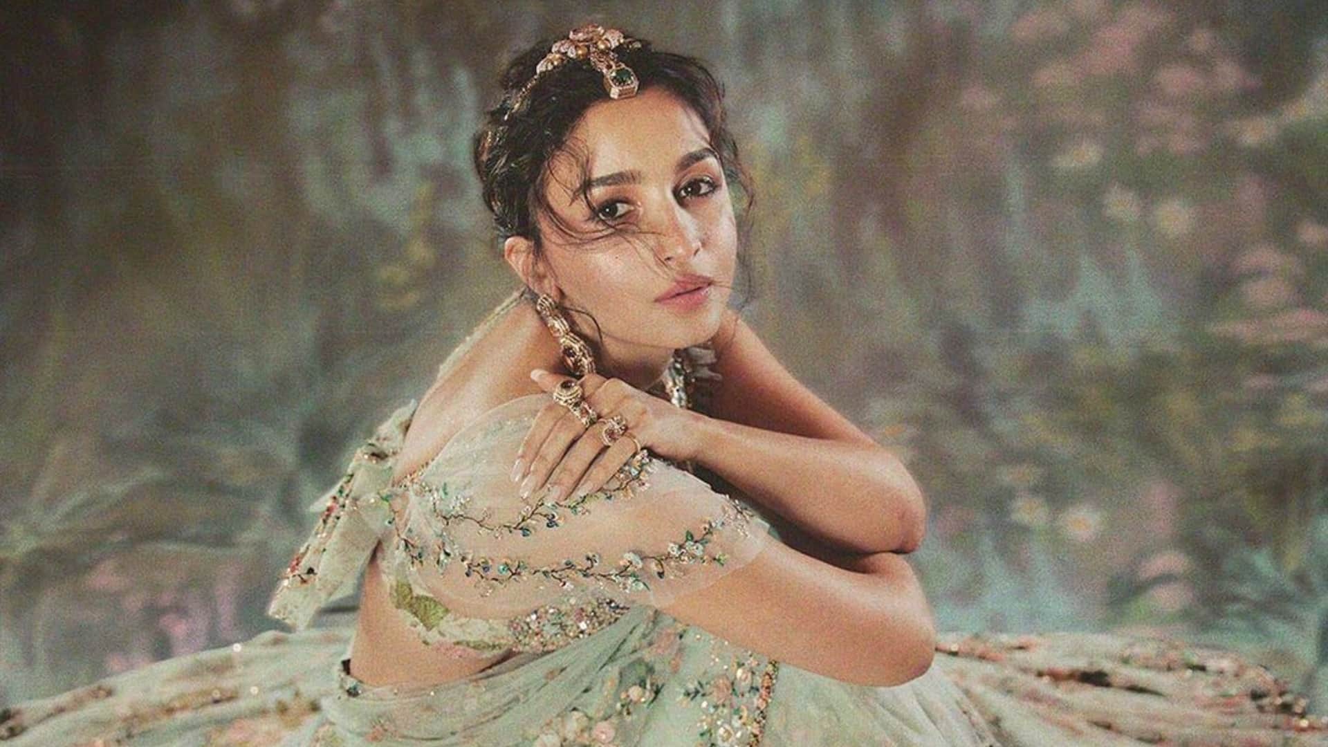 Jigra actress Alia Bhatt scolded the paparazzi and can be heard saying Kya kar rahe ho yeh private space hai