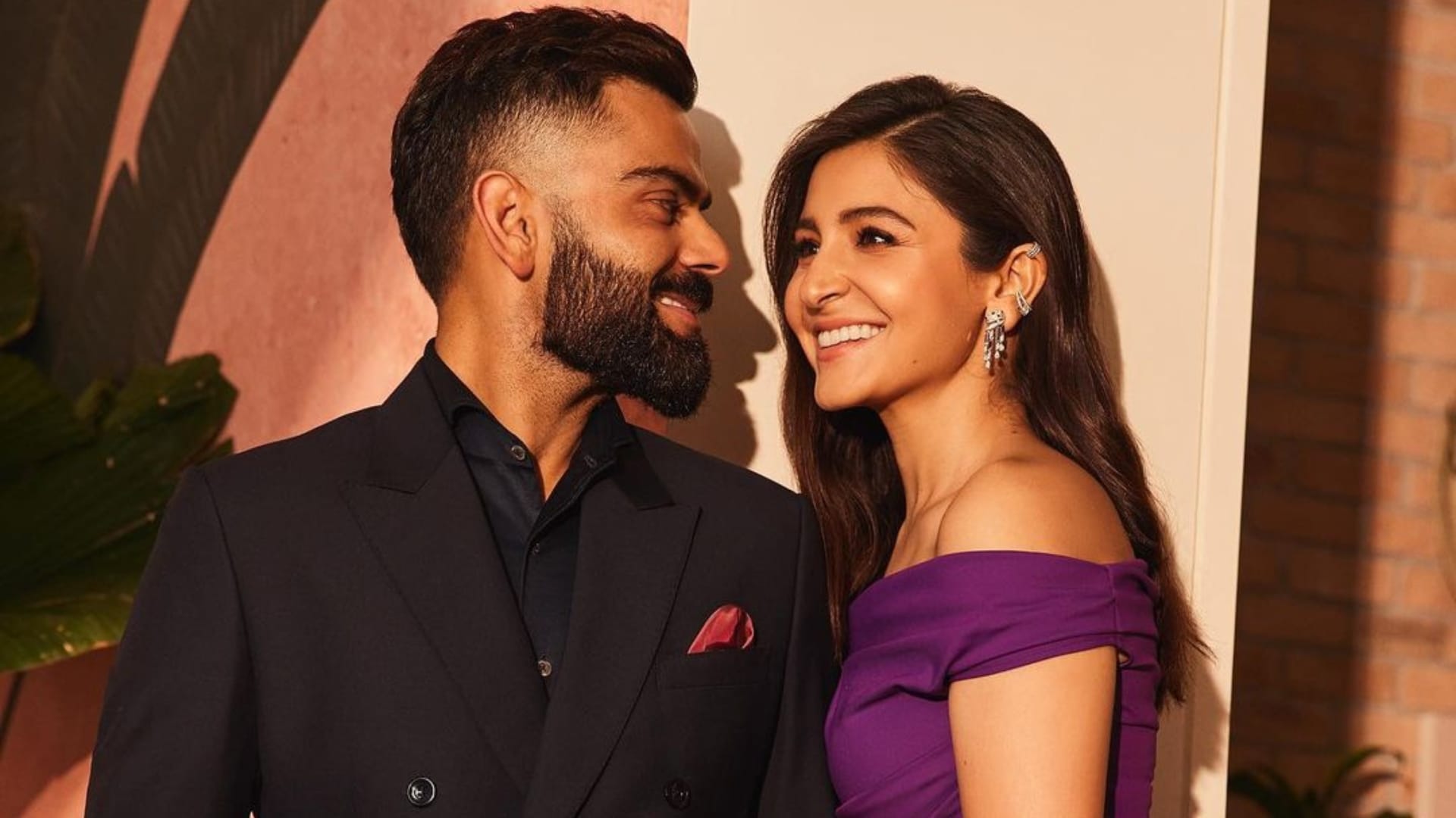 Anushka Sharma and virat kohli spotted at london streets with baby boy akaay video went viral