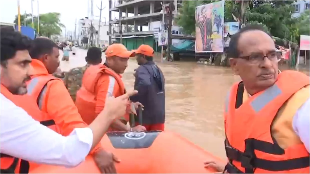 shivraj singh conduct aerial survey of flood-affected areas in Vijayawada with cm chandrababu naidu