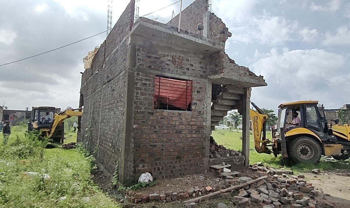Indore: Bulldozers enter illegal colony obstructing airport expansion, demolish more than ten houses
