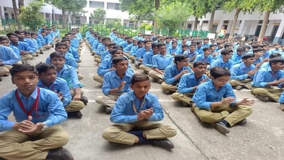बाबू लाल जैन इंटर कॉलेज में अमर उजाला द्वारा अतुल माहेश्वरी छात्रवृति कार्यक्रम में मौजूद छात्र