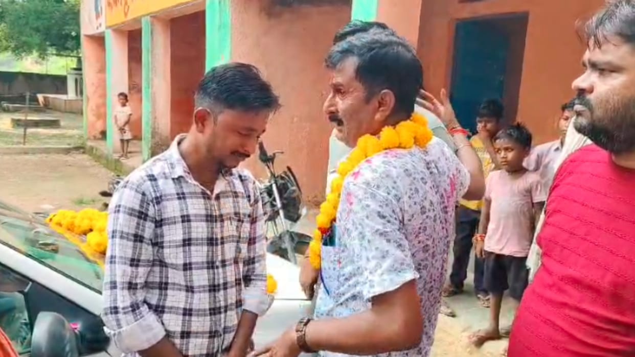 Teachers Day: The entire village cried on the farewell of the teacher, the children said- Sir, do not leave us