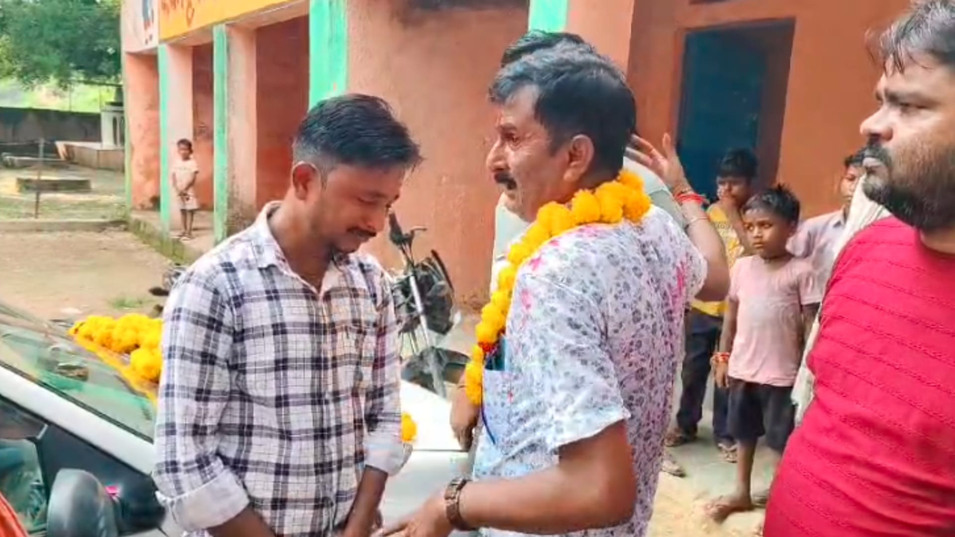 भिंड में शिक्षक को विदाई देते बच्चे बिलख-बिलख कर रो रहे थे।