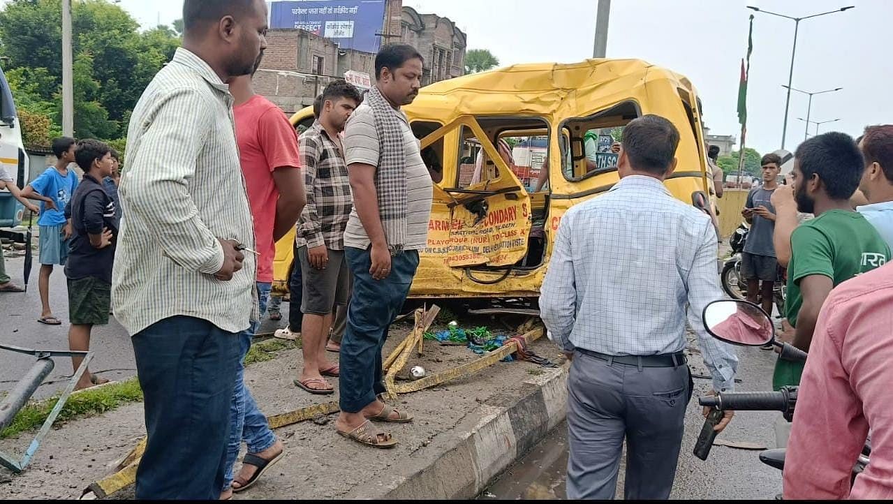 Bihar: Truck hits van, 12 children injured; The vehicle going to take students to school was hit by a truck.