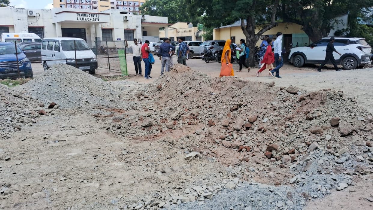 Bihar: Before arrival of Minister JP Nadda in Gaya, medical college students uprooted the road, Protest