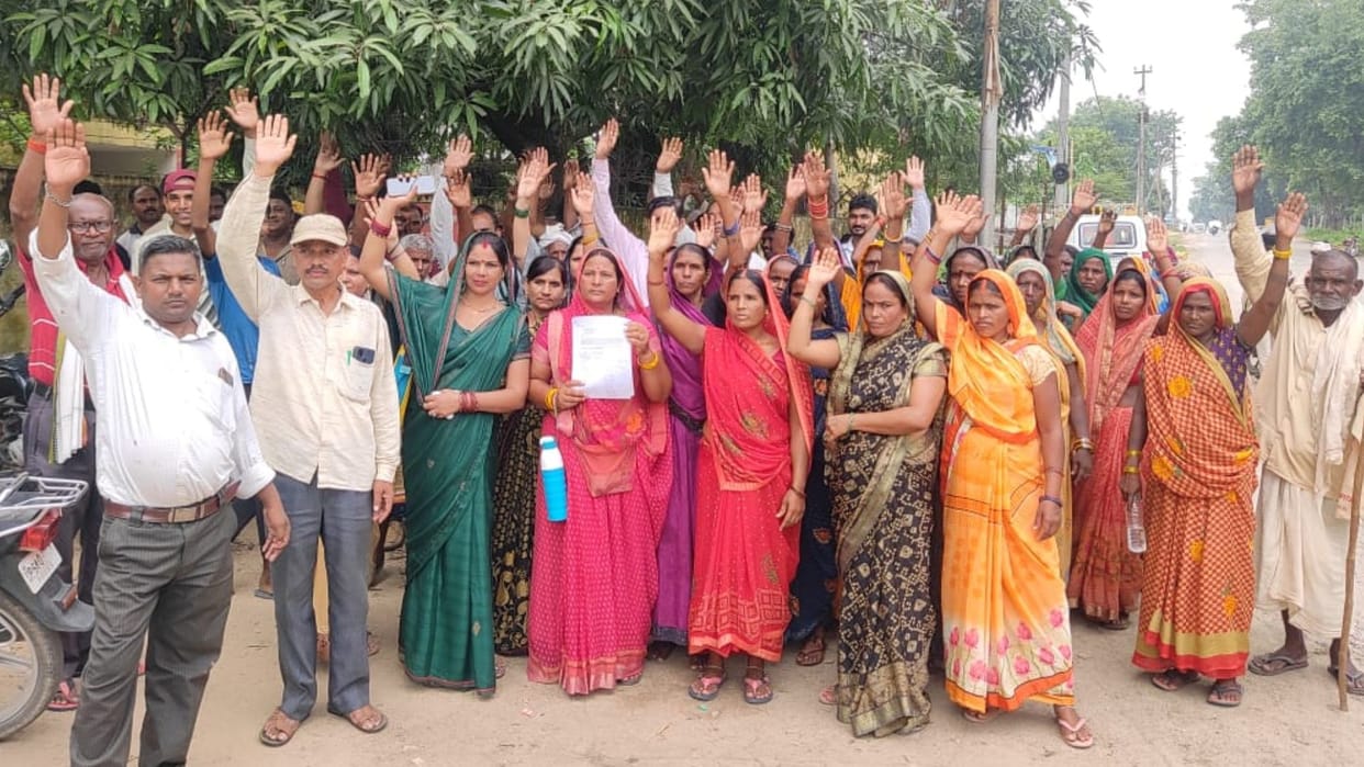 Villagers gheraoed police station over power cuts raised slogans assurance of restoring power supply