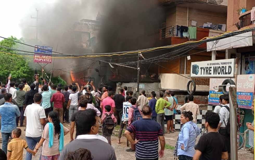 Ghaziabad Fire A huge fire broke out in the basement of a building
