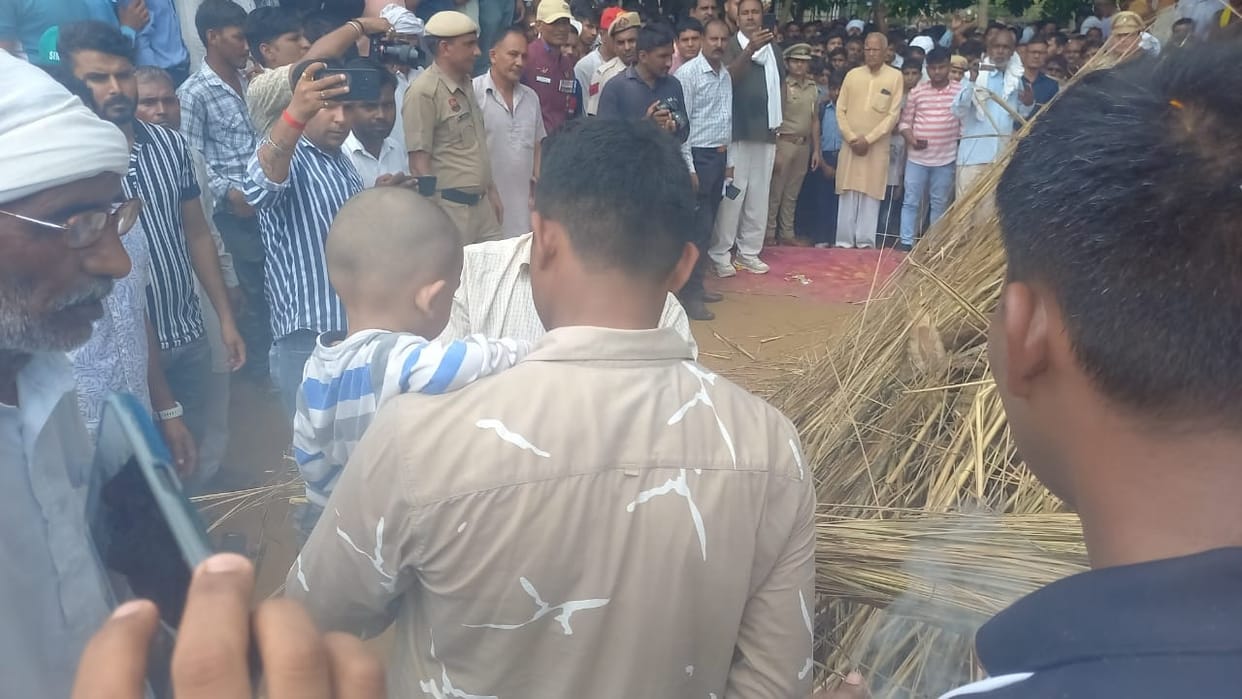 martyr last rites performed in Jhajjar with slogans of Karn Amar Rahe brother Arjun and son Honey lit pyre