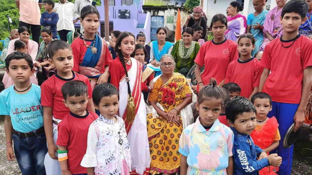 Teachers' Day Special Story Chami village Teenagers Club is lighting the flame of education in Chami Pauri