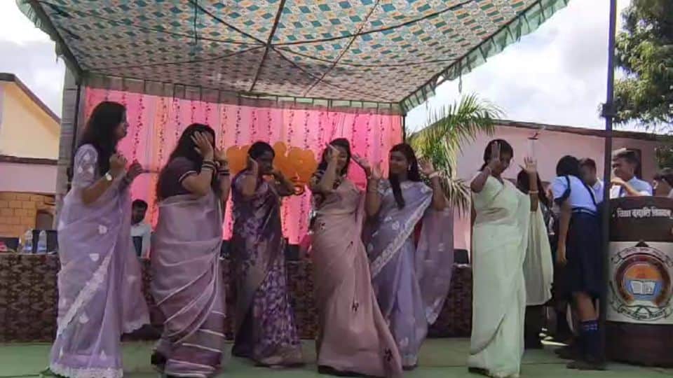 Teachers Day Teachers danced on song Desi Girl in Atmanand School balod