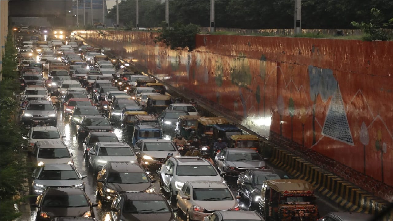 Waterlogging at many places in Delhi due to rain know how weather will be tomorrow