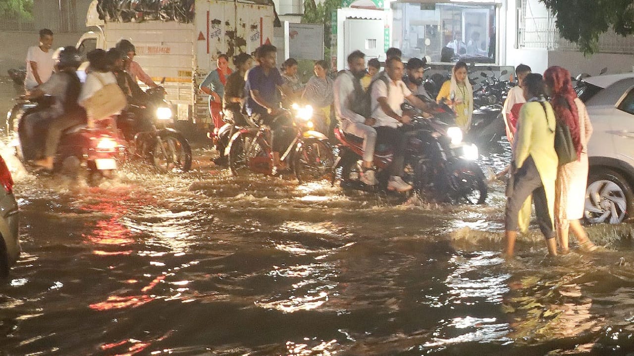 Waterlogging at many places in Delhi due to rain know how weather will be tomorrow