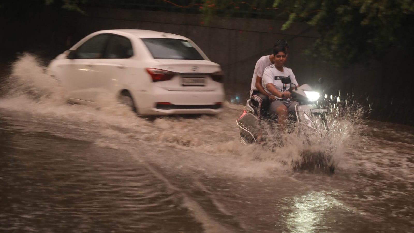 Waterlogging at many places in Delhi due to rain know how weather will be tomorrow