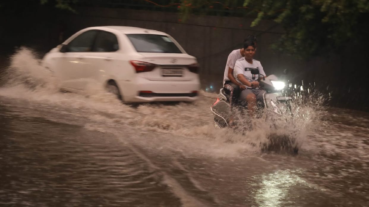 Waterlogging at many places in Delhi due to rain know how weather will be tomorrow