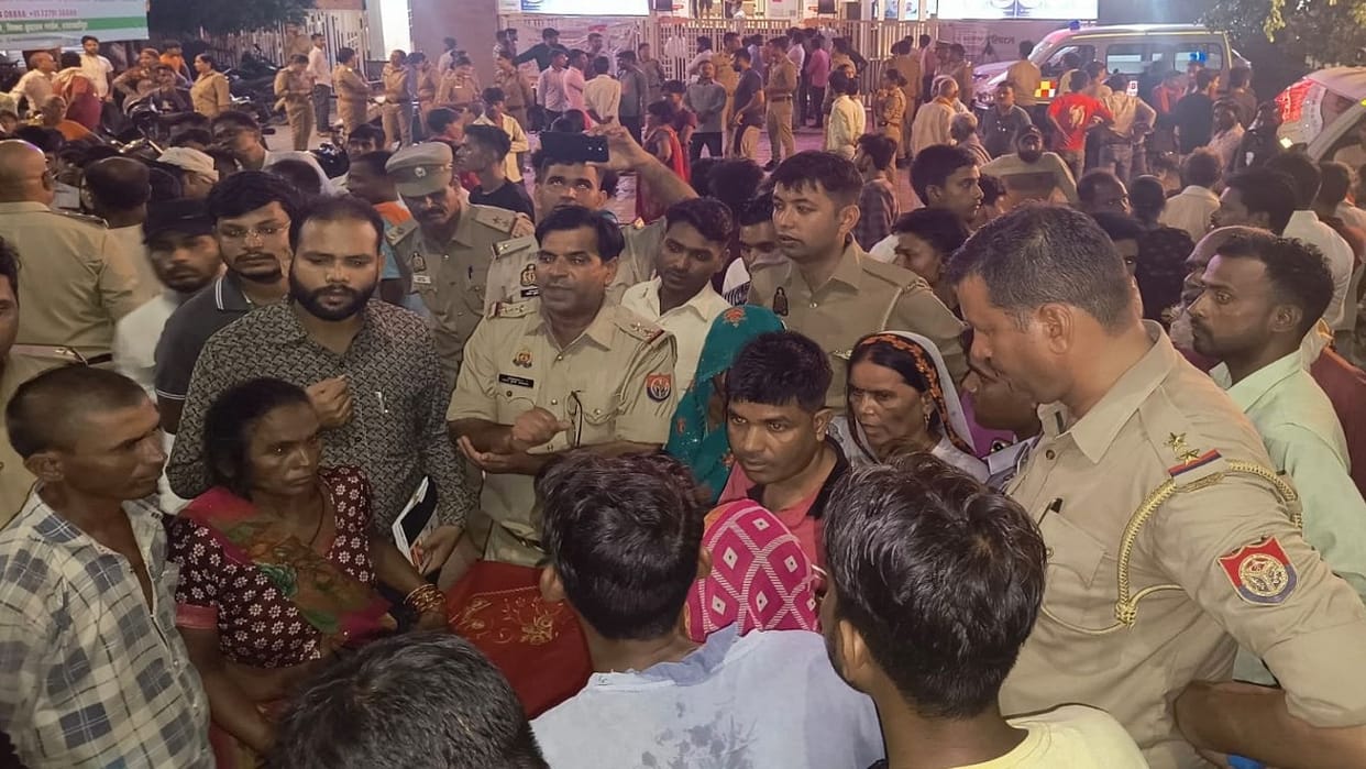 Family members accused the doctor of treating the dead body for two days create ruckus in Shahjahanpur