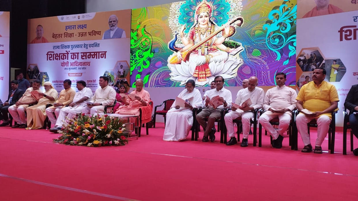 CM Yogi honored 41 teachers of the state at the teacher felicitation ceremony in Gorakhpur.