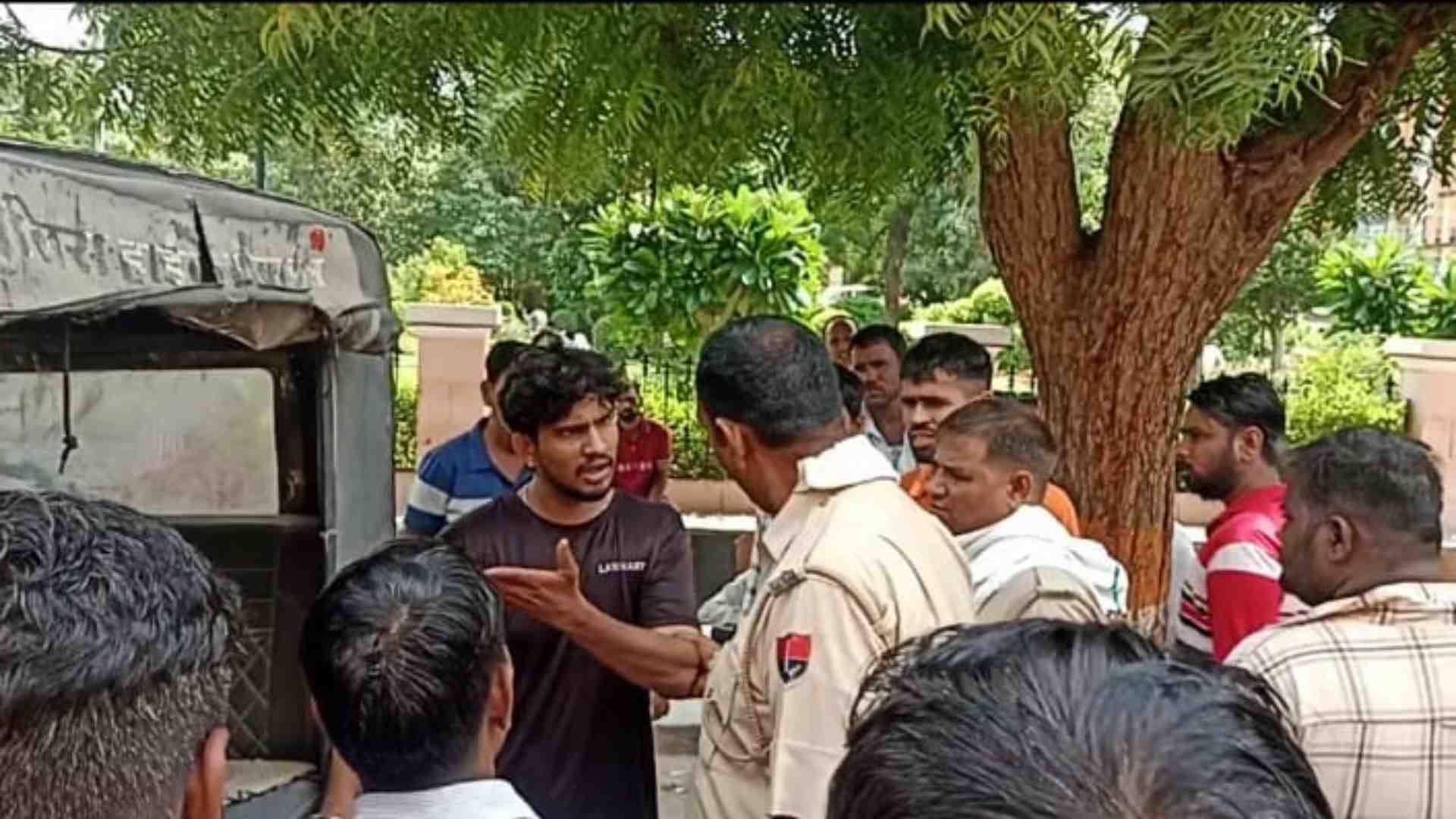 हंगामे के बाद पहुंची पुलिस।