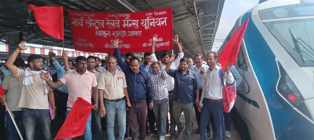 Uproar over the operation of Vande Bharat Express again uproar at Agra Cantt