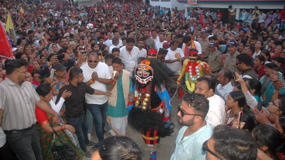 Thousands of people gathered to seek blessings of Lakhiya