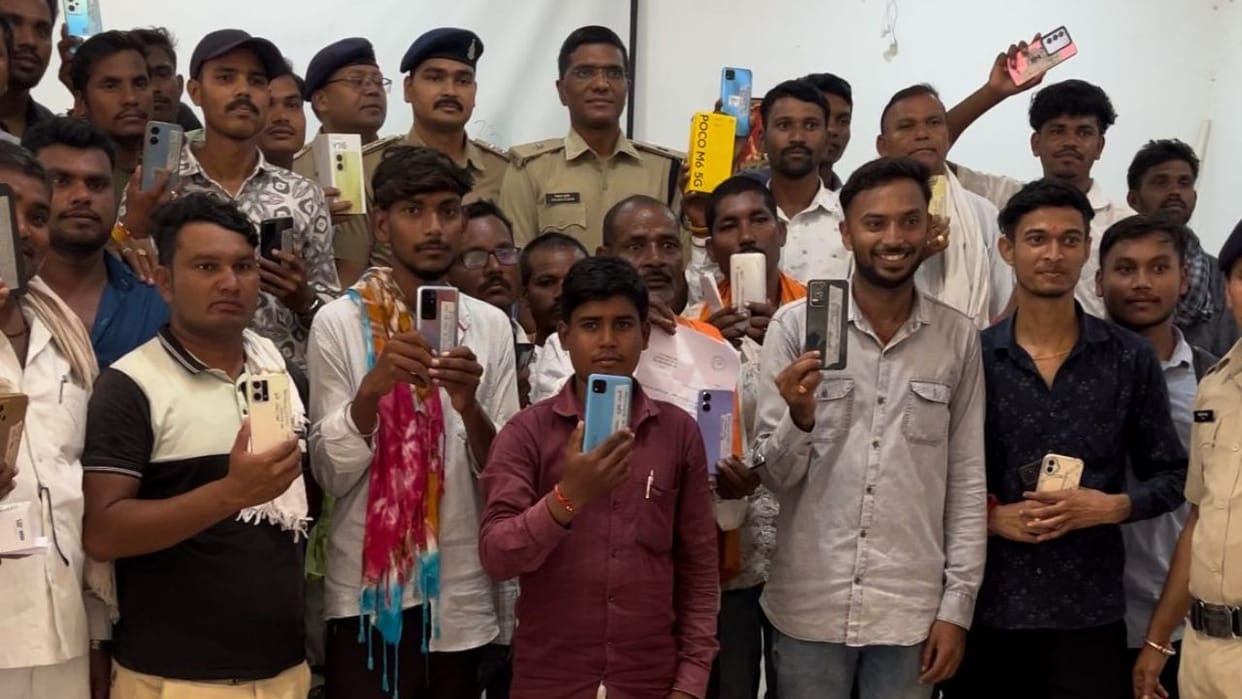 Kabirdham Police brought back smiles on people's faces, returned 132 missing mobiles worth Rs 21 lakh