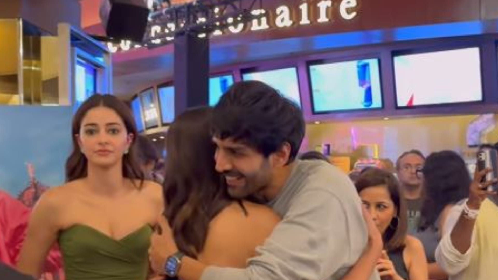 Kartik Aaryan Sara Ali Khan Hug each other Steals the Show on call me bae Ananya Panday Reaction Goes Viral