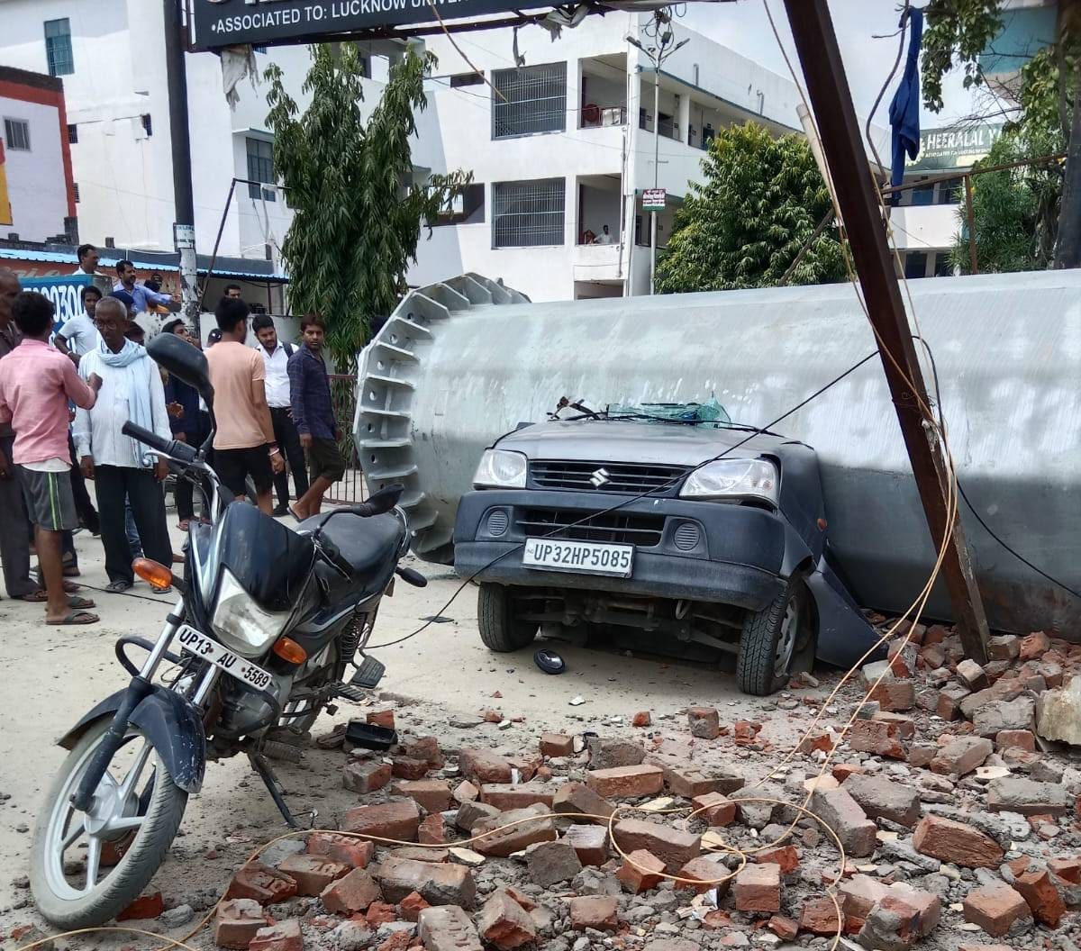 Lucknow: Major accident on Kanpur Highway, heavy electric pole fell on the car, teacher narrowly escaped