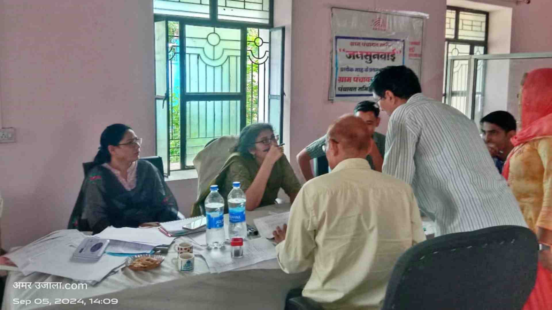 जनसुनवाई में शिकायत लेकर पहुंंचे लोग।