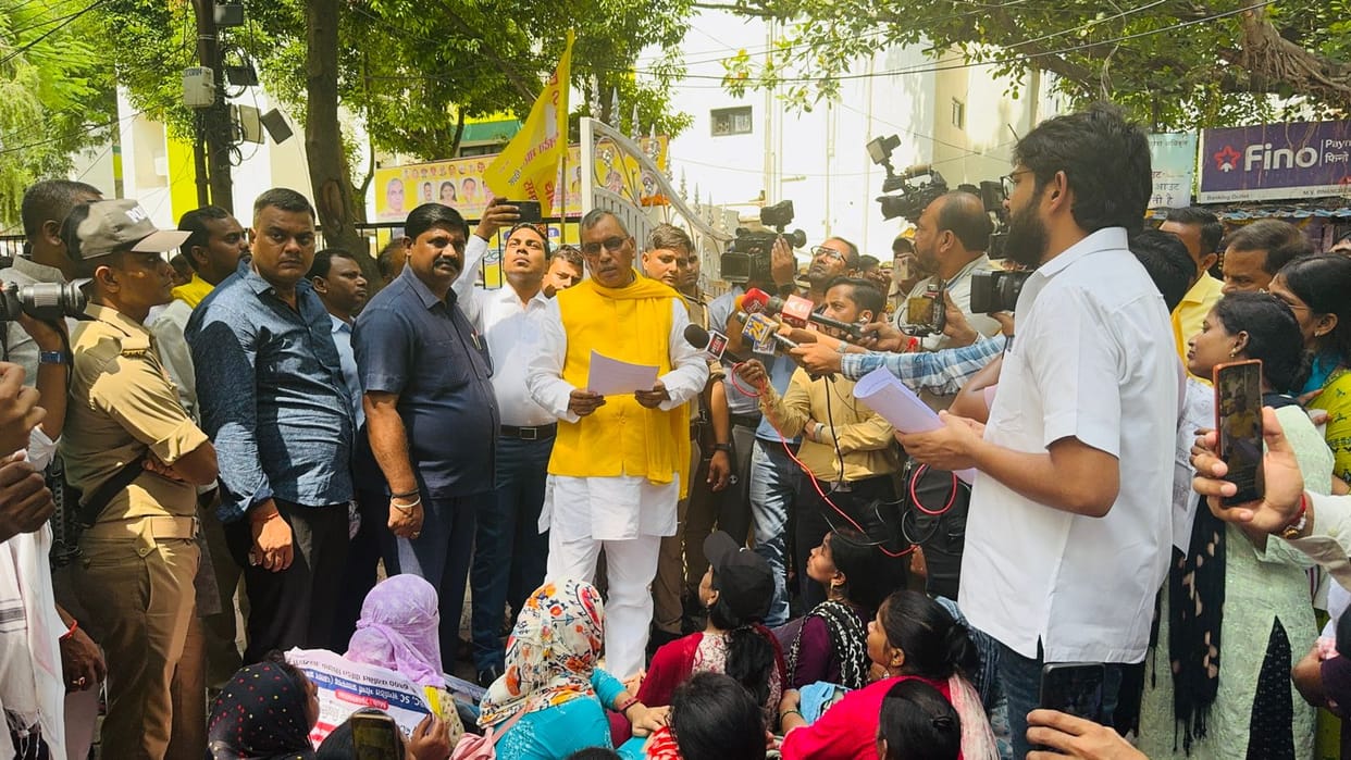 UP minister Om Prakash Rajbhar meets to applicants of 69000 teachers recruitment.